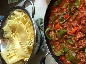 Mélange de sauce viandée et pâtes pour lasagne